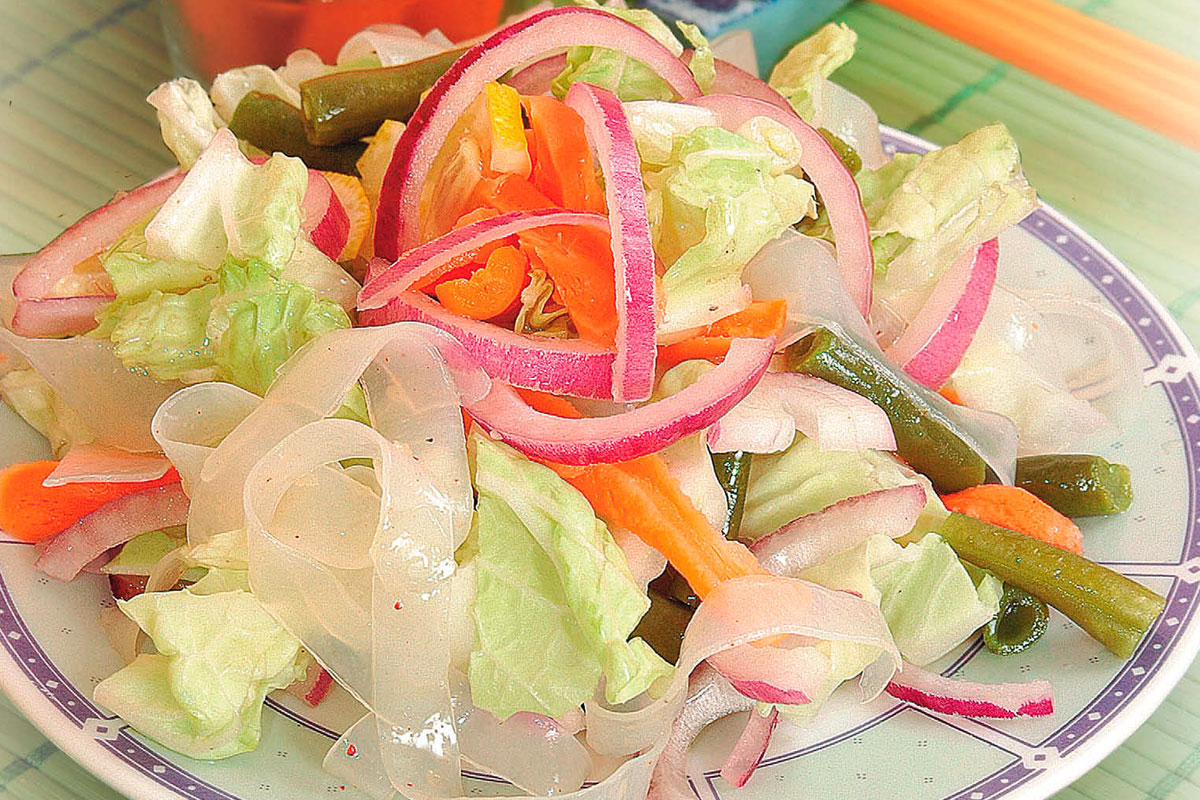 Овощной салат с соевой лапшой