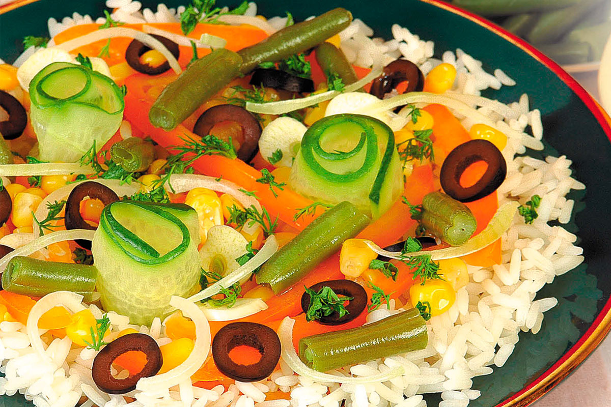 Салат из спаржевой фасоли с рисом и огурцами