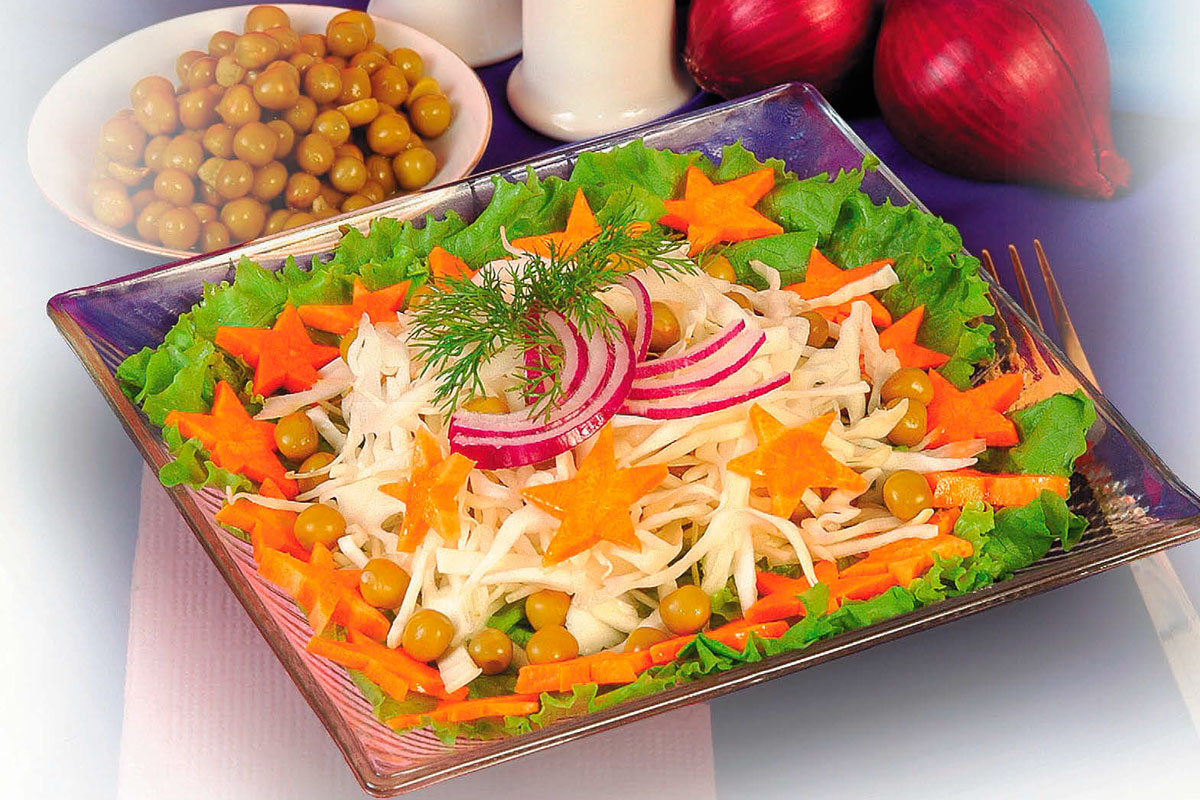 Салат из капусты, горошка и моркови
