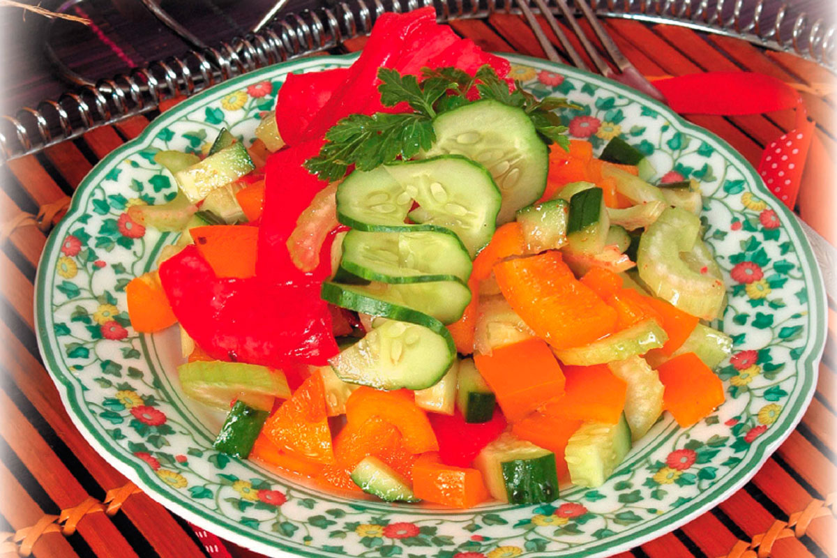 Салат из свежих овощей с остро-сладкой заправкой