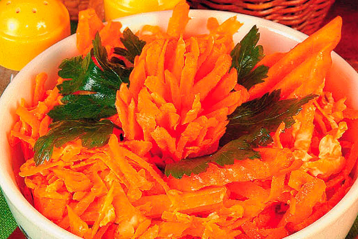 Салат из моркови с орехами и чесноком