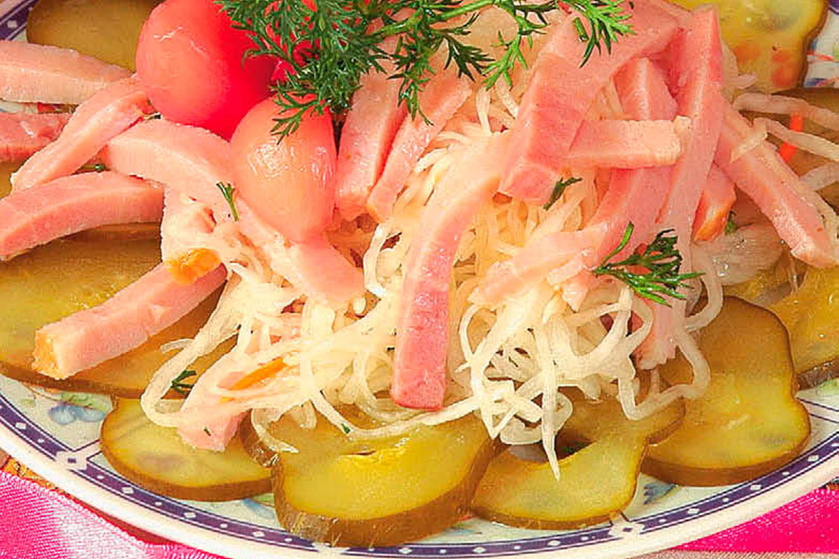 Салат из соленых огурцов с ветчиной и капустой
