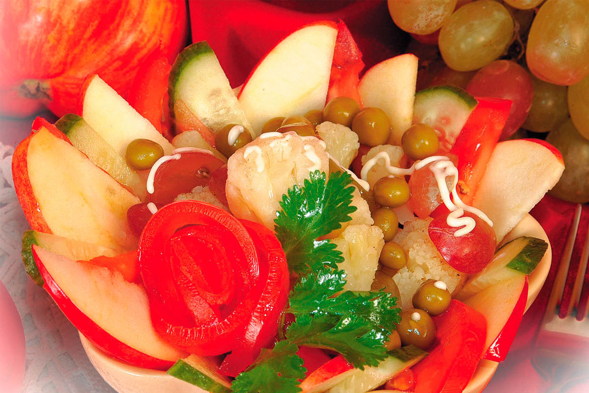 Салат из цветной капусты с виноградом и яблоками