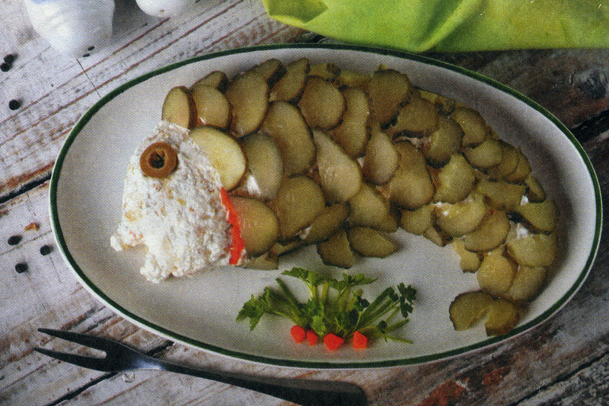 Салат с соленой скумбрией и маринованными шампиньонами 