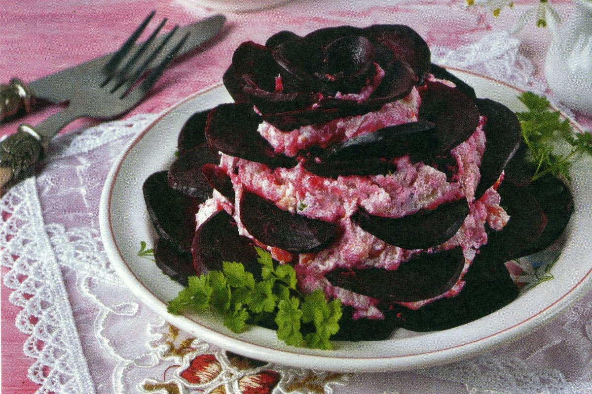 Салат «черная роза» с маринованной килькой