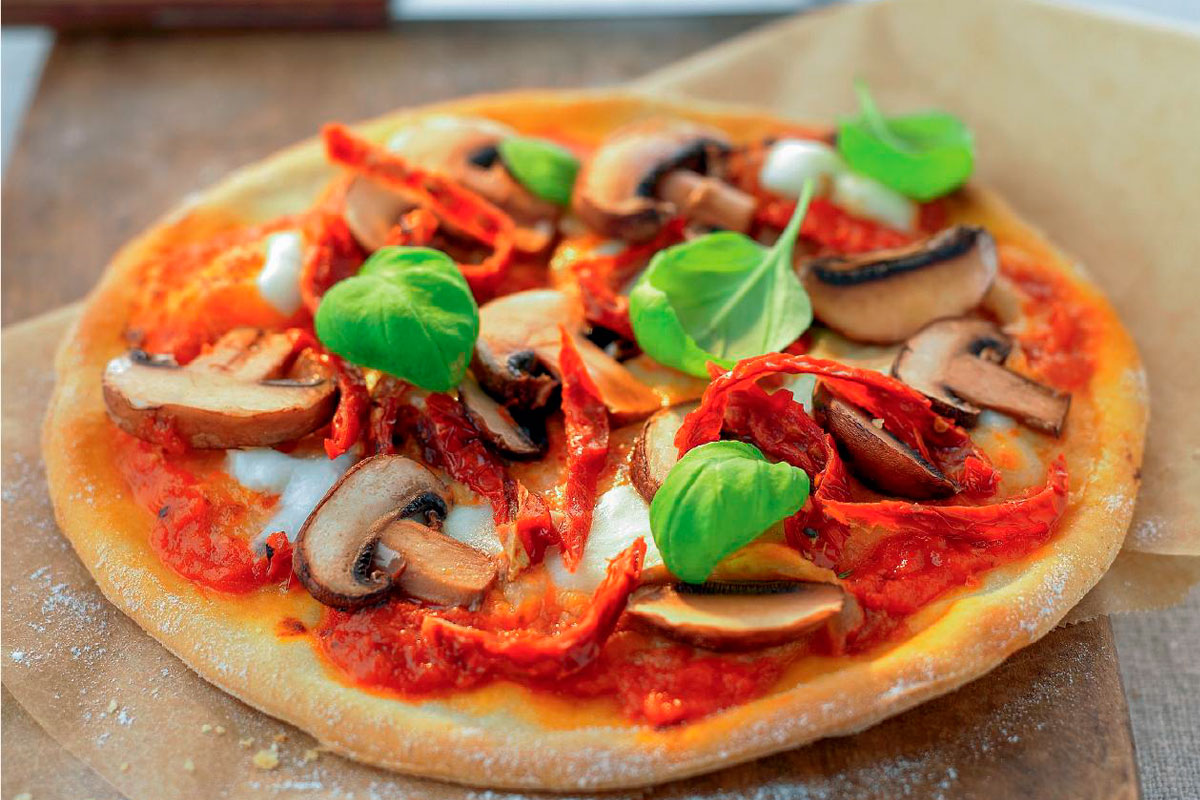 Пицца с грибами и вялеными томатами