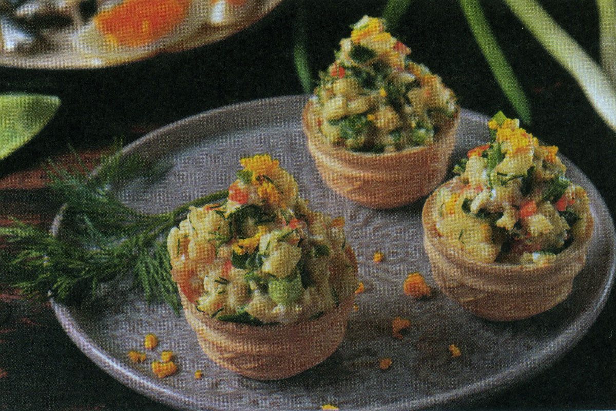 Вафельные корзиночки с теплым салатом из мойвы