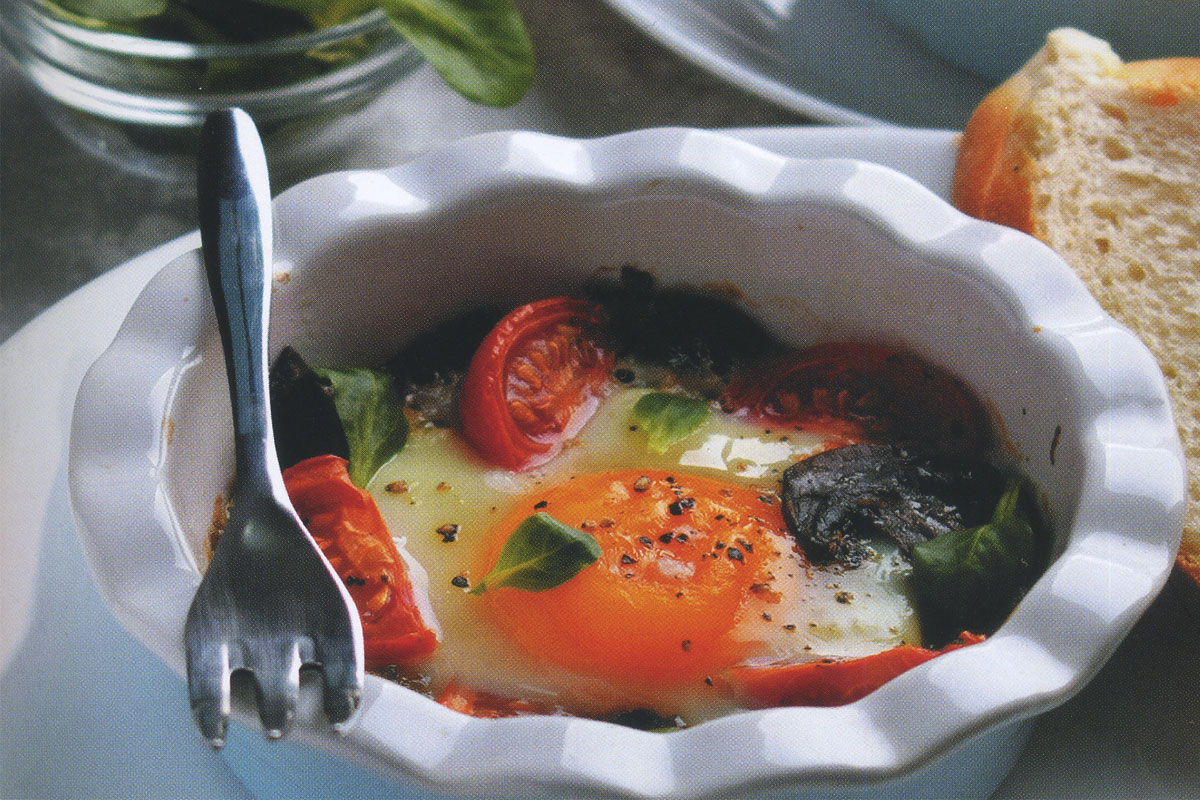 Французские яйца кокот с грибами и помидорами